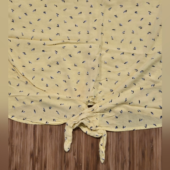 ❤️ David Bitton Women's Top with Tie Front - Picture 2 of 9